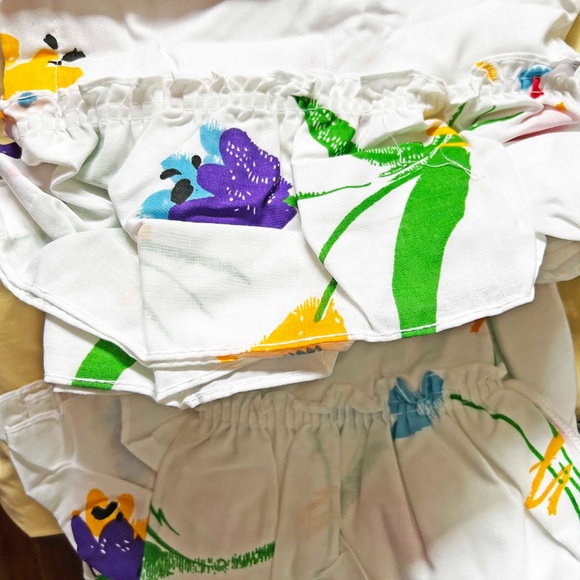 DRAPES, SEARS "ASTRID" 81 X 96 INCHES, WHITE WITH CONTEMPORARY FLORAL, POLY/COTT - Picture 7 of 7